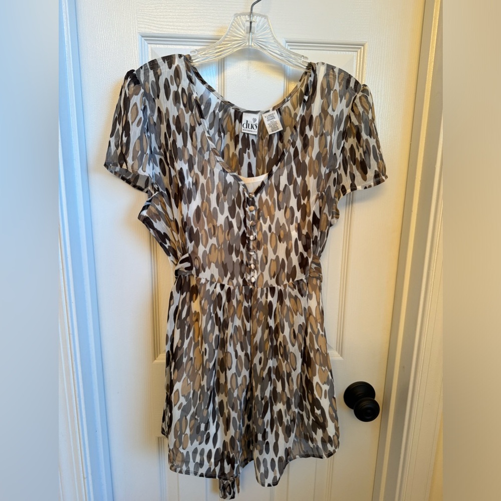 duo Maternity short sleeve v-neck sheer blouse w/ camisole. XL. Leopard print - Picture 8 of 11
